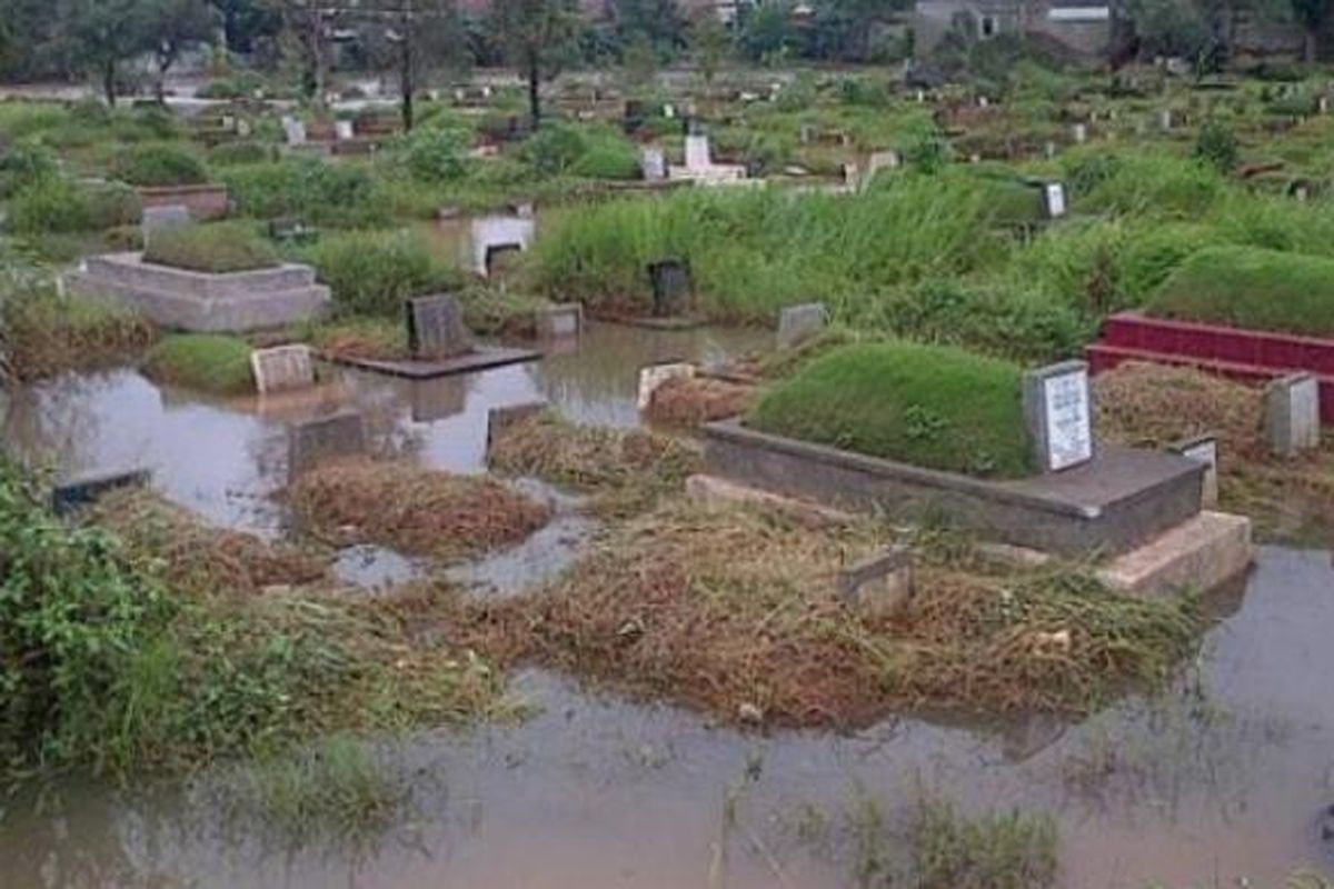 TPU Tanahkusir, Jakarta Selatan, terendam sehingga pemakaman pun terganggu.