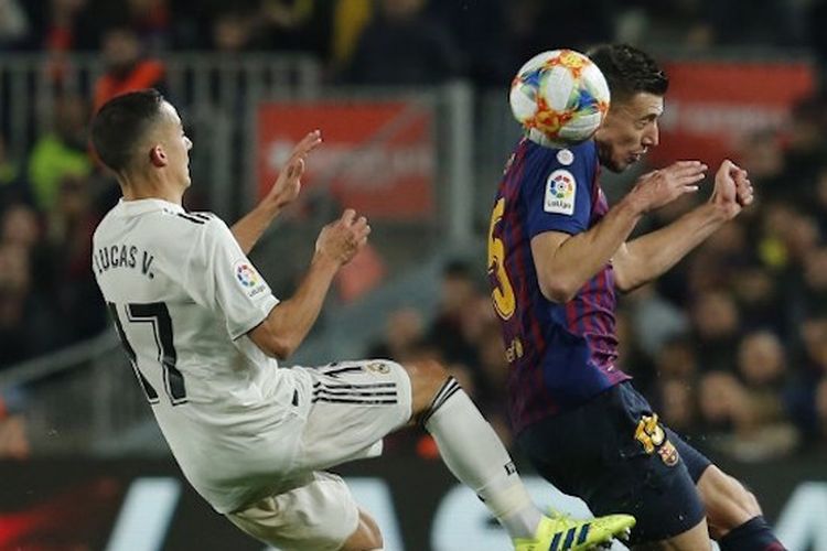 Lucas Vazquez dan Clement Lenglet memperebutkan bola pada pertandingan El Clasico, Barcelona vs Real Madrid, dalam laga semifinal Copa del Rey di Stadion Camp Nou, 6 Februari 2019. 