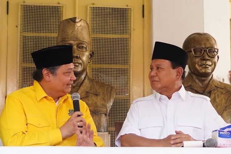 Ketua DPP Partai Golkar Airlangga Hartarto bersama Bakal Calon Presiden (Bacapres) 2024 Prabowo Subianto saat konferensi pers, Minggu (13/8/2023).