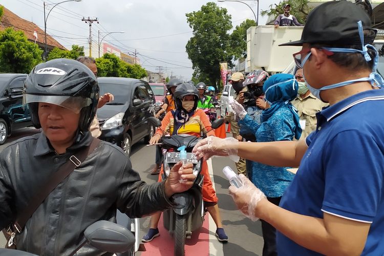 Buapati Banyumas Achmad Husein membagikan hand sanitizer dan masker kepada pengguna jalan di Purwokerto, Kabupaten Banyumas, Jawa Tengah, Senin (23/3/2020).