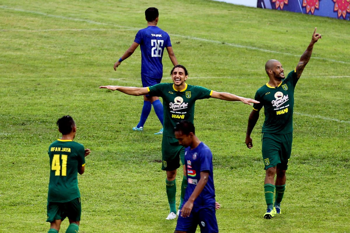Pemain asing Persebaya Surabaya Mahmoud Eid (tengah) dan David Da Silva (kanan) saat semifinal Piala Gubernur Jatim 2020 melawan Arema FC yang berakhir dengan skor 4-2 di Stadion Soeprijadi Blitar, Jawa Timur, Selasa (18/02/2020) sore.