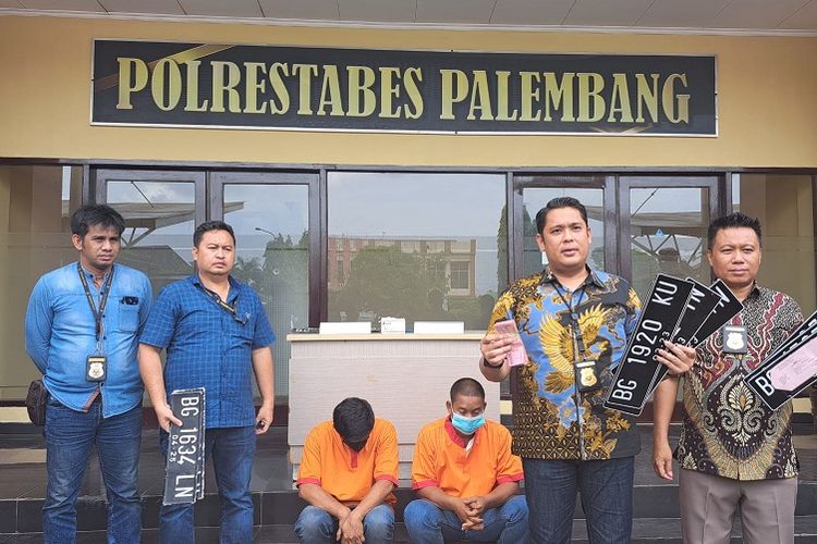 Dua tersangka penimbunan BBM dengan menggunakan tangki modifikasi ketika berada di Polrestabes Palembang, Sabtu (5/11/2022).