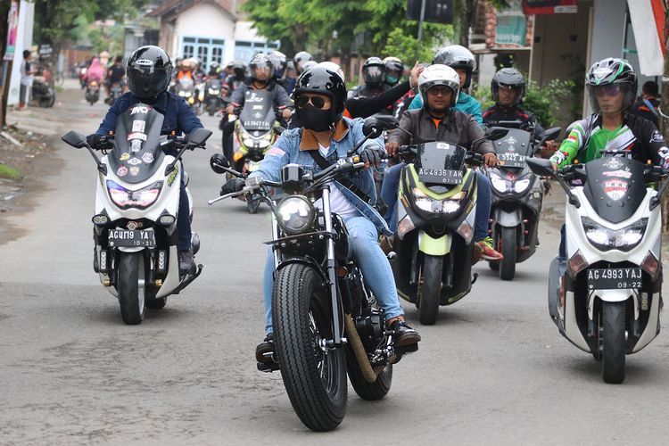 Bupati Trenggalek Jawa Timur, Mochammad Nur Arifin (depan) bersama motor Bobber-nya.