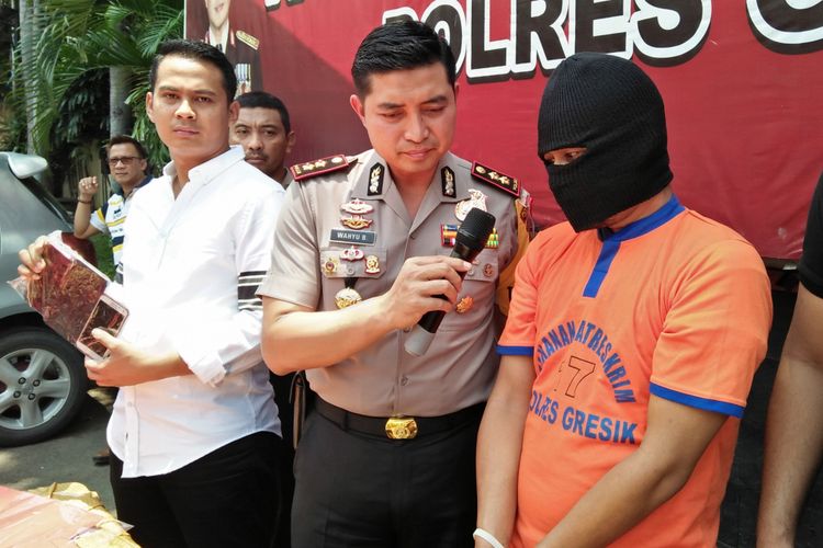 Pelaku saat ditanya Kapolres Gresik Wahyu Sri Bintoro, saat rilis di Mapolres Gresik, Selasa (5/3/2019).