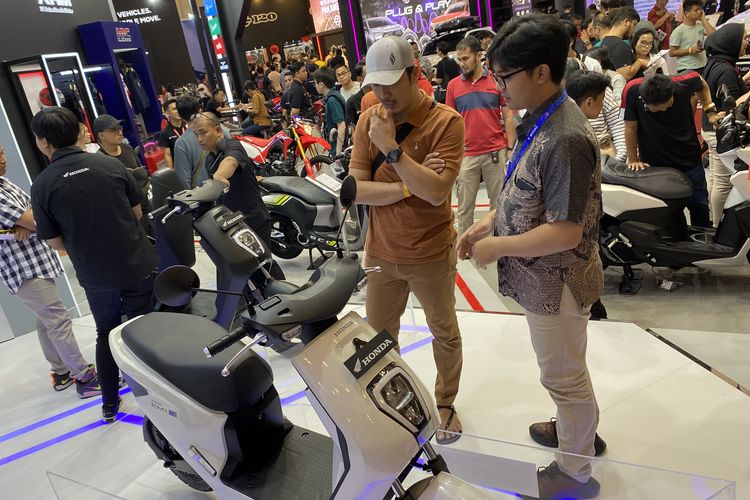 Pengunjung GIIAS mengamati motor listrik Honda yang baru diluncurkan