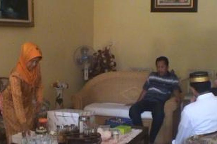 Ibunda Jokowi menemui kedua pegawai Pemprov DKI yang datang ke rumah Jokowi di Solo, Jumat (9/8/2013).