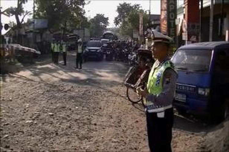 Polisi saat menjaga lintasan KA di Pantura Kaliwungu Kendal