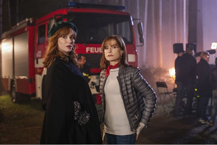 Isabelle Huppert dan Christina Hendricks dalam serial drama antologi The Romanoffs (2018).