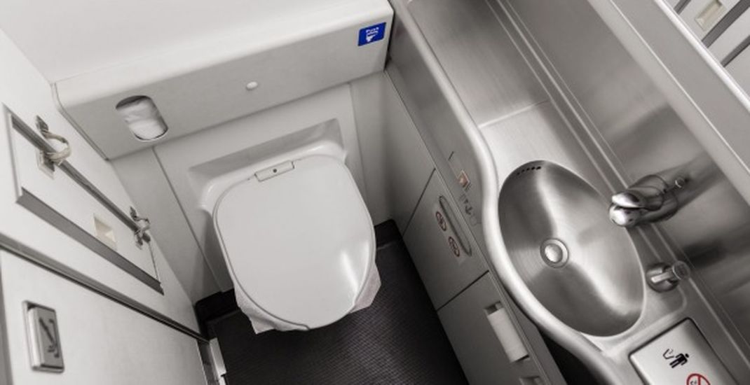 Ilustrasi toilet pesawat.