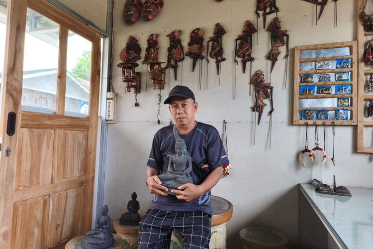 Amin Risman Ragil (48) perajin patung dari limbah batu di Desa Karangrejo, Borobudur, Magelang, Jawa Tengah, Sabtu (10/5/2025)