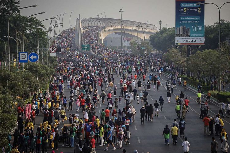 Warga membanjiri Jalan Ahmad Yani, Kota Bekasi, Jawa Barat, saat hari bebas kendaraan atau car free day, Minggu (30/9/2018). Selain untuk berolahraga, car free day yang rutin digelar tiap Minggu pagi tersebut juga menjadi alternatif hiburan bagi warga untuk rekreasi, kegiatan sosial hingga kumpul komunitas.
