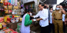 Hibahkan BLT Minyak Goreng di Cirebon, Presiden Jokowi: Jangan untuk Beli Pulsa HP