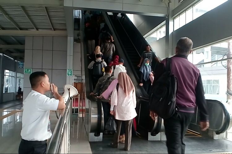 Seorang petugas PT KCJ memberikan imbauan tata tertib penggunaan eskalator di Stasiun Tanah Abang, Kamis (10/8/2017).