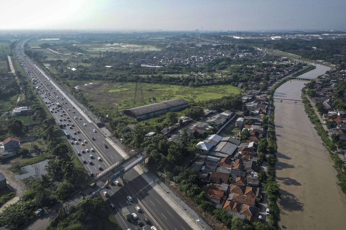 Kendaraan melintas di Jalan Tol Jakarta-Cikampek, Telukjambe Timur, Karawang, Jawa Barat, Kamis (5/5/2022). Presiden Joko Widodo  mengimbau masyarakat yang melakukan perjalanan mudik dengan menggunakan kendaraan pribadi untuk kembali lebih awal atau kembali setelah puncak arus balik Idul Fitri 1443 H.