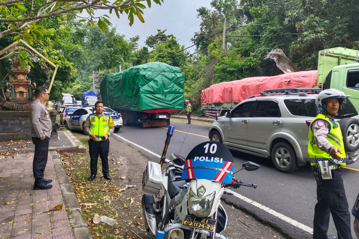 Antrean kendaraan menuju Pelabuhan Gilimanuk di Desa Sumberklampok, Kecamatan Gerokgak, Kabupaten Buleleng, Provinsi Bali, Senin (16/3/2026).