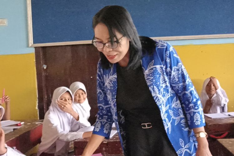 Suasana Ni Ketut saat memantau pembelajaran anak muridnya di kelas SDN 2 Batunya, Lombok Tengah