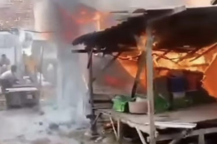 Pasar Tambelangan Sampang Terbakar Saat Tutup, Tiga Lapak Hangus