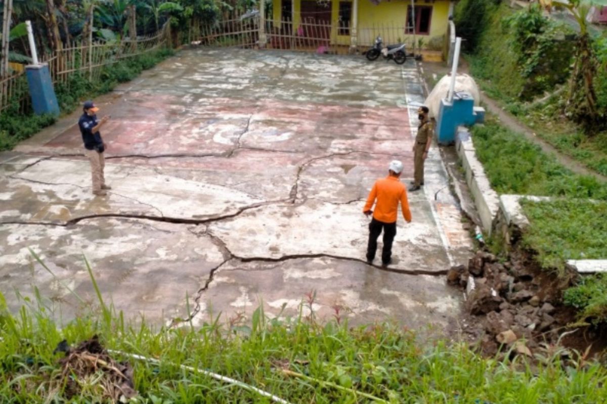 BPBD Sumedang melakukan asesmen di lokasi pergerakan tanah di Sukamukti, Tanjungmedar, Sumedang, Jabar. Dok. BPBD Sumedang/KOMPAS.com