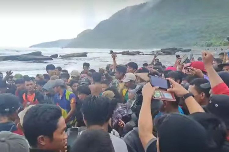 Warga saat membantu mengevakuasi korban yang ditemukan tewas setelah terseret gelombang tinggi di pantai Lere, Kabupaten Bima, Selasa (7/3/2023).