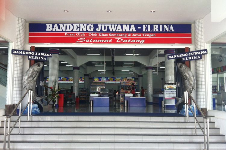 Foto tampak depan toko oleh-oleh Bandeng Juwana Elrina.