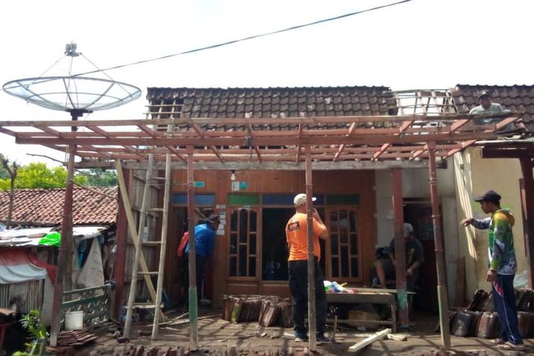 BPBD Situbondo membantu perbaiki rumah warga Desa Campoan, Bungatan, korban angin puting beliung. Jumat (10/2/2023). 