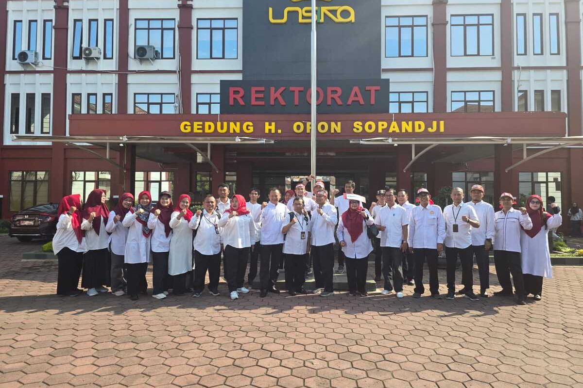 Sejumlah pegawai Unsika gelar aksi unjuk rasa untuk diangkat menjadi PNS, Kamis (15/5/2025).