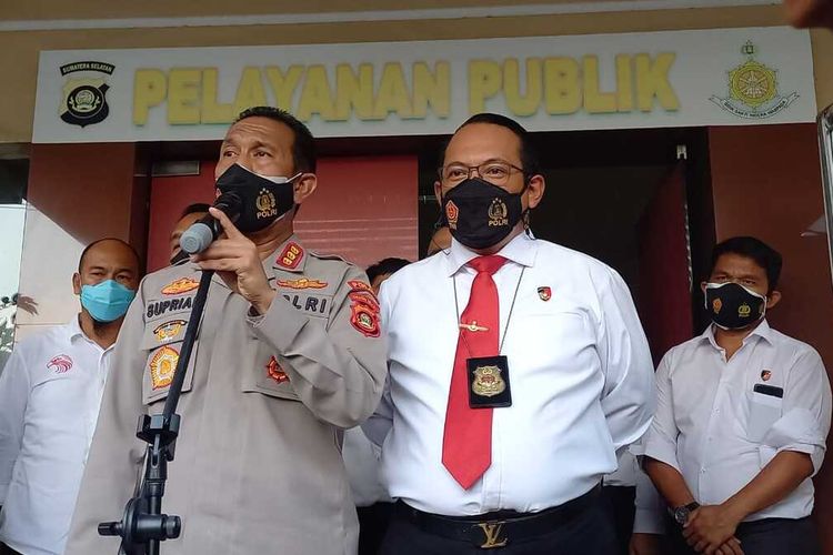 Kabid Humas Polda Sumatera Selatan Kombes Pol Supriadi bersama Dirkrimum Kombes Pol Hisar Siallagan saat memberikan keterangan pers terkait kasus Heriyanti.