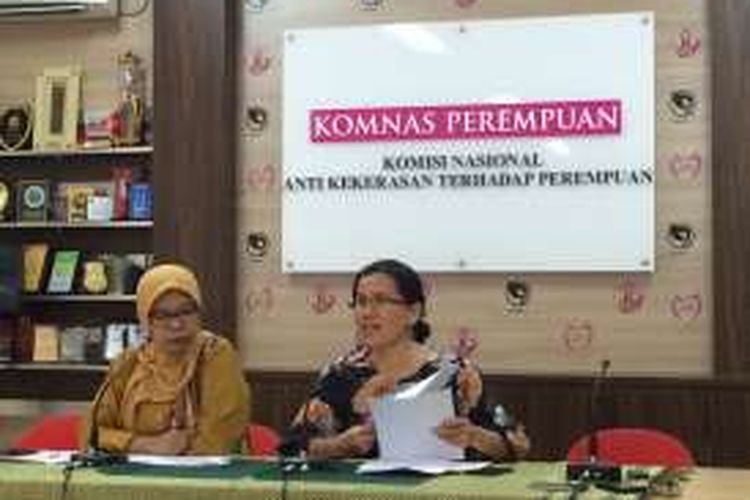 Ketua Komnas Perempuan Azriana dan Ketua Gugus Kerja Perempuan dalam Konstitusi Dan Hukum Nasional Komnas Perempuan, Khariroh Ali sedang memaparkan data kebijakan diskriminatif dan kondusif di gedung Komnas Perempuan, Menteng, Jakarta Pusat, Kamis (18/8/2016)