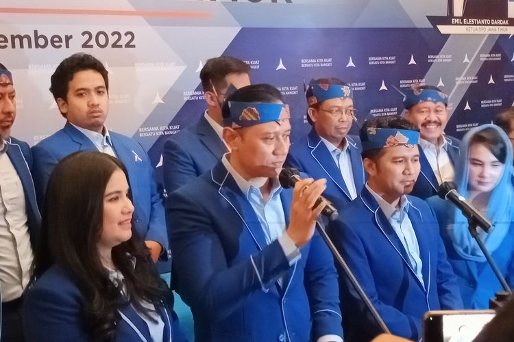 Ketua Umum Partai Demokrat, Agus Harimurti Yudhoyono usai menghadiri Pelantikan Pengurus DPC Partai Demokrat Se-Provinsi Jawa Timur pada Minggu (13/11/2022) di Kota Batu. 