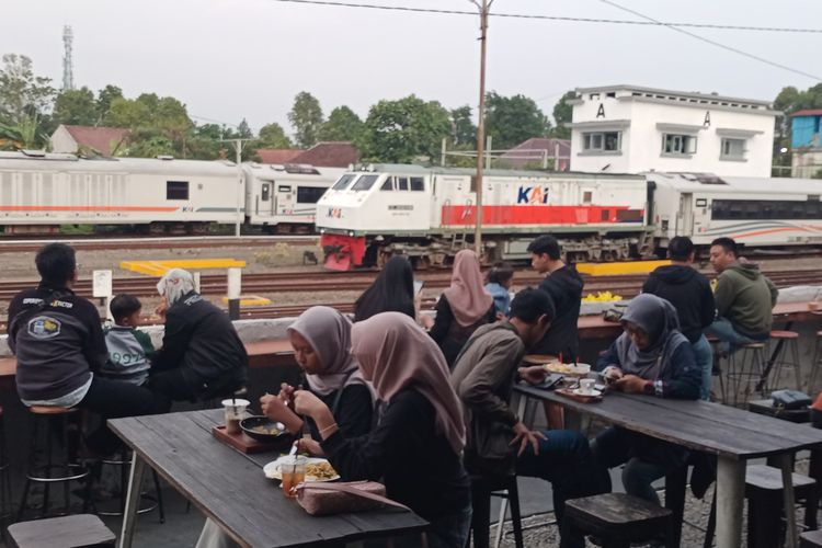 Salah satu kafe yang berada di Jalan Trunojoyo, Kota Malang atau berjarak beberapa meter dari Stasiun Kota Malang menyuguhkan suasana lalu lalang kereta api. 