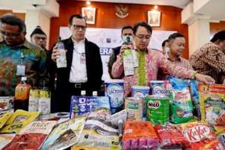 Badan Pengawas Obat dan Makanan (BPOM), yang dipimpin langsung Kepala BPOM Roy Sparringa (tengah), merilis barang bukti pangan ilegal hasil operasi Opson V di 13 wilayah di Indonesia, Selasa (12/4), di Jakarta.