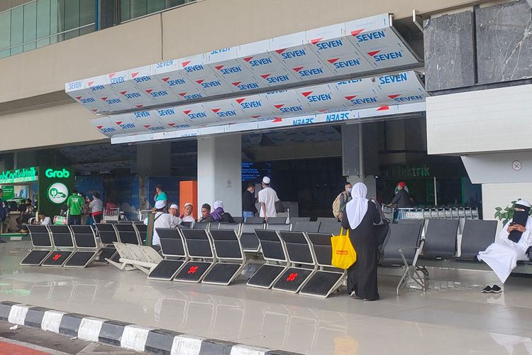 Kursi tunggu di Terminal 3 Bandara Soekarno-Hatta rusak saat massa yang menyambut kepulangan Rizieq Shihab ke Indonesia, Selasa (10/11/2020), berdiri di atas kursi-kursi itu.