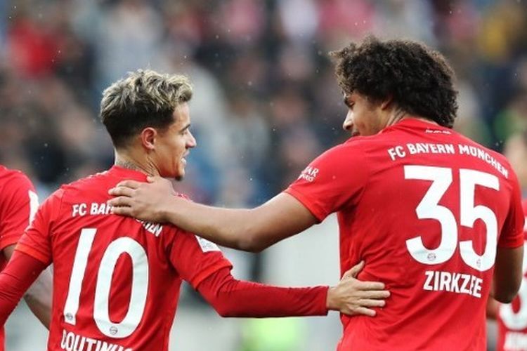 Philippe Coutinho merayakan gol bersama Joshua Zirkzee pada laga Hoffenheim vs Bayern Muenchen yang digelar di PreZero Arena, Sabtu (29/2/2020). 