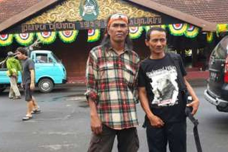 Iswahyudi alias Tarpin (kiri) bersama temannya, Apen di Pendopo Kabupaten Malang setelah selesai menempuh perjalanan mundur ke Puncak Bromo dan Mahameru, Selasa (1/11/2016)