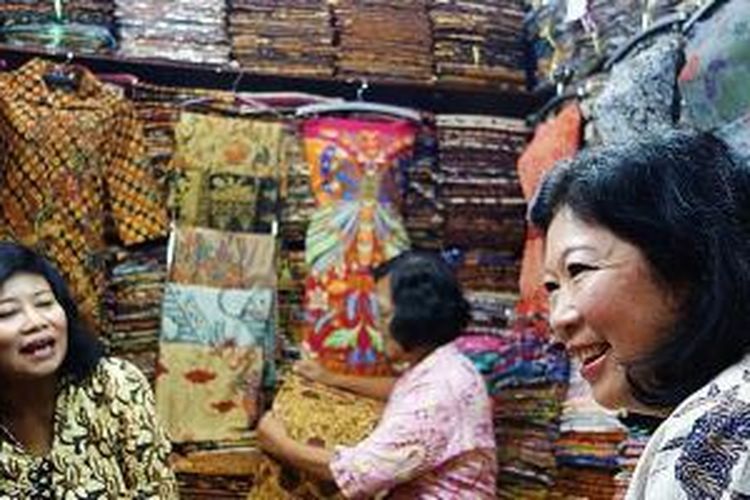 Menteri Pariwisata dan Ekonomi Kreatif Mari Elka Pangestu berbincang dengan pedagang Pasar Klewer dan memborong bermacam produk batik dan asesorisnya di Pasar Klewer, Solo, Senin (23/6/2014).
