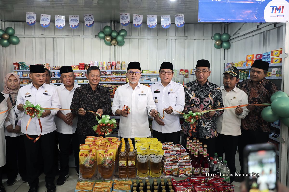 Menteri Perdagangan (Mendag) Zulkifli Hasan meresmikan Warung Muhammadiyah Ahmad Dahlan (MuAD) dan Peletakan Batu Pertama TrenMart di Metro, Bandar Lampung, Kamis (13/4/2023).