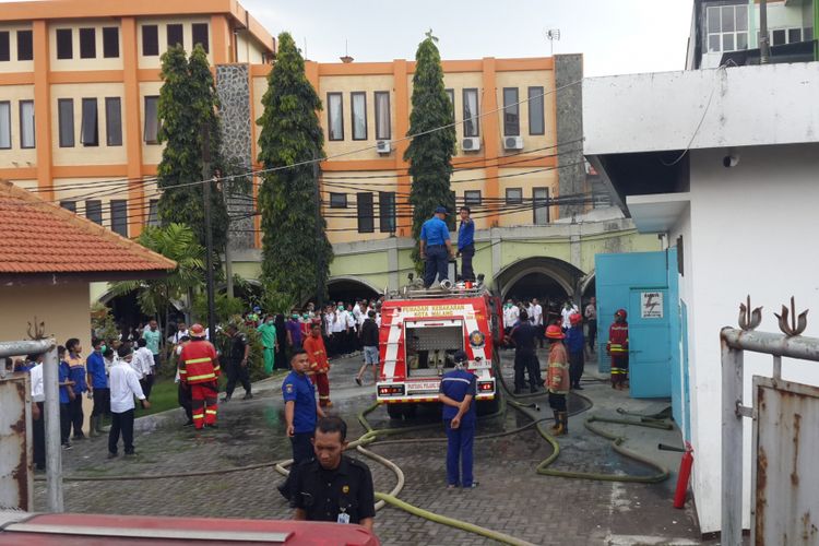 Petugas pemadam kebakaran Kota Malang saat berusahan memadamkan api di Rumah Sakit Umum Daerah Saiful Anwar (RSSA) Kota Malang, Rabu (27/2/2019)