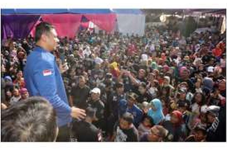 Calon Gubernur DKI Jakarta Agus Harimurti Yudhoyono tampak menyapa warga Jakarta dalam rangkaian kampanyenya.