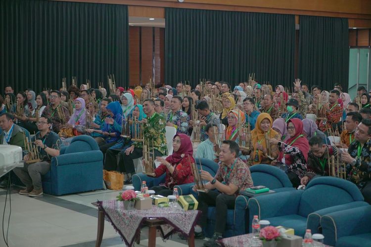 Bio Farma menggelar kegiatan pemberian apresiasi bagi tenaga medis, tenaga kesehatan teladan, dan kader posyandu berprestasi tahun 2024 (14/8/2024).