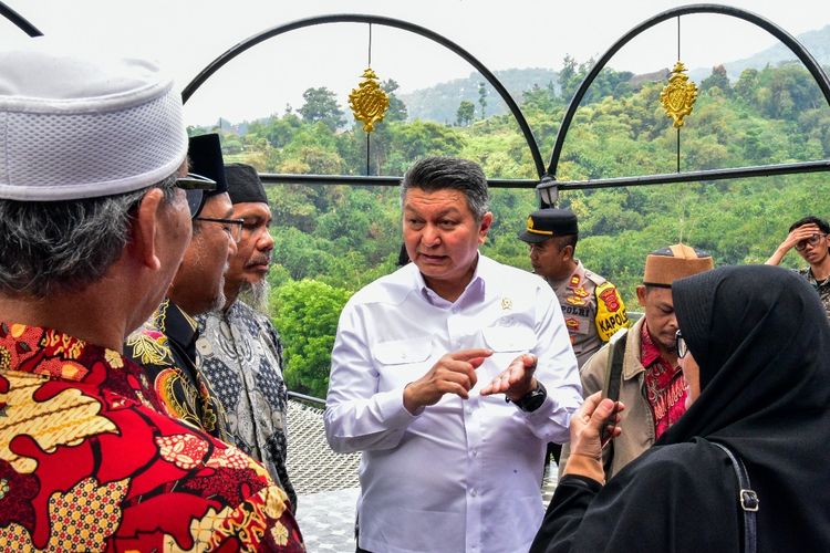 Kepala Badan Nasional Penanggulangan Terorisme (BNPT) Komjen Pol. Mohammed Rycko Amelza Dahniel sedang berdiskusi dengan para mitra deradikalisasi saat menghadiri Silaturahmi Kebangsaan Bersama Mitra Deradikalisasi se-Jabodetabek di Bogor, Jawa Barat Pada Rabu (4/9/2024).