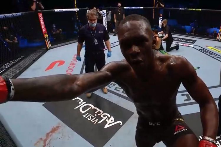 Israel Adesanya berbicara kepada kamera usai mengalahkan Paulo Costa di UFC 253, Minggu (27/9/2020).