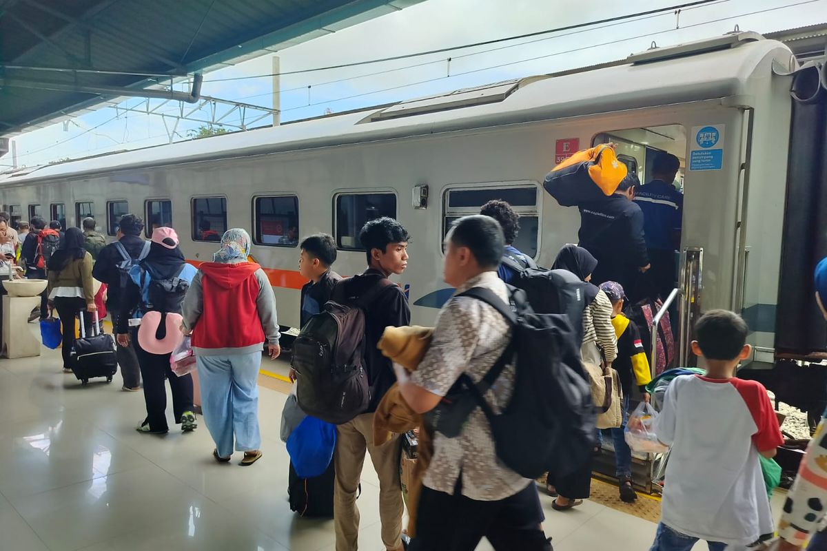 Ilustrasi penumpang yang turun dari kereta.