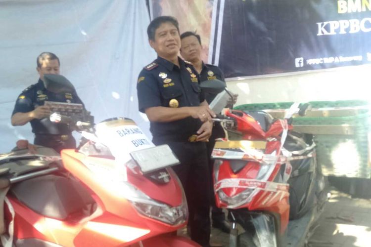 Selasa motor yang digunakan para pelaku untuk mengangkut rokok ilegal di Kabupaten Grobogan, Jawa Tengah. Selasa (20/12/2022)