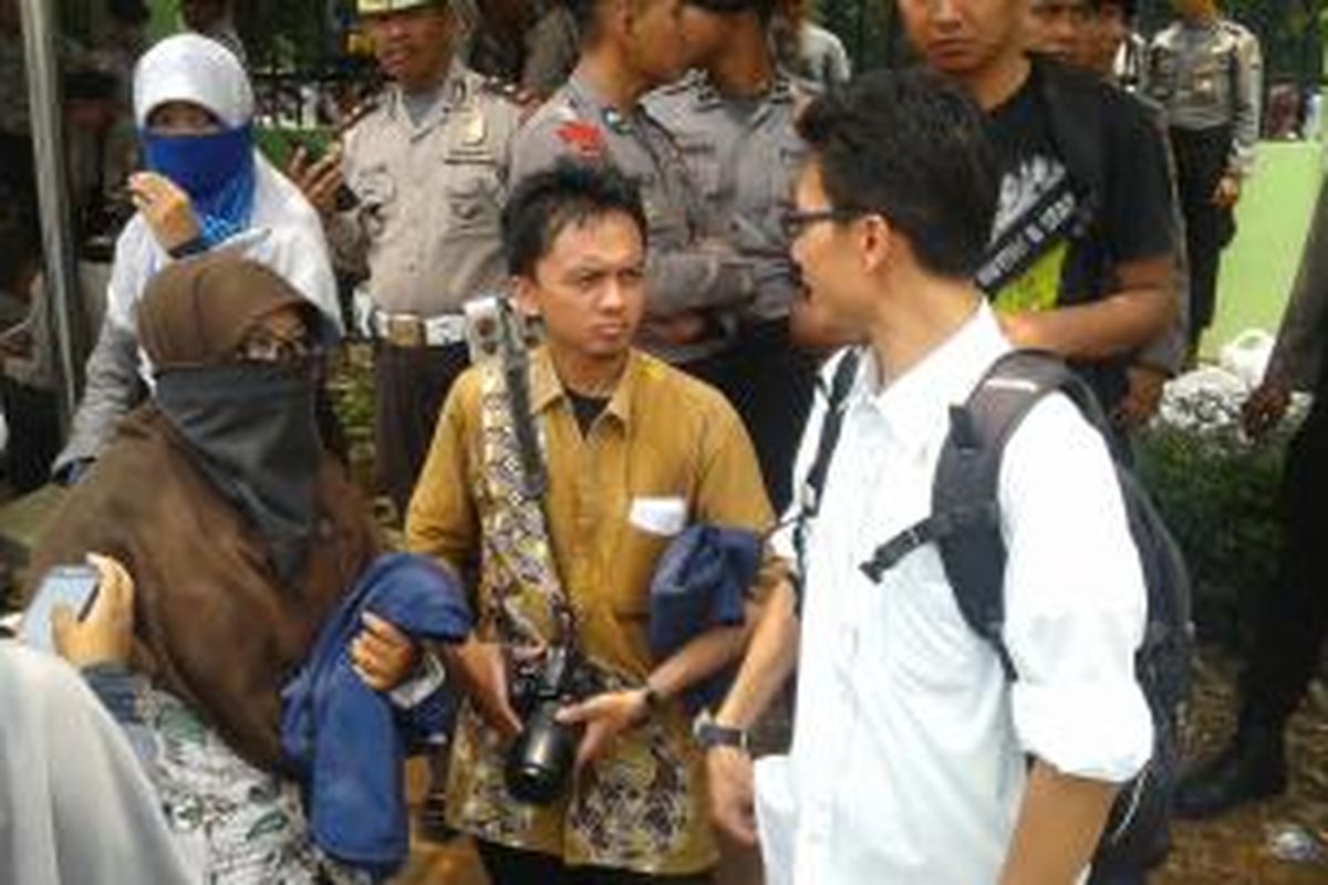 Sejumlah mahasiswa dilarang melintas di depan pagar Gedung DPR oleh kepolisian. Polisi beralasan, para mahasiswa tersebut menggunakan almamater dan atribut yang diyakini akan melakukan aksi unjuk rasa, Rabu (1/10/2014).