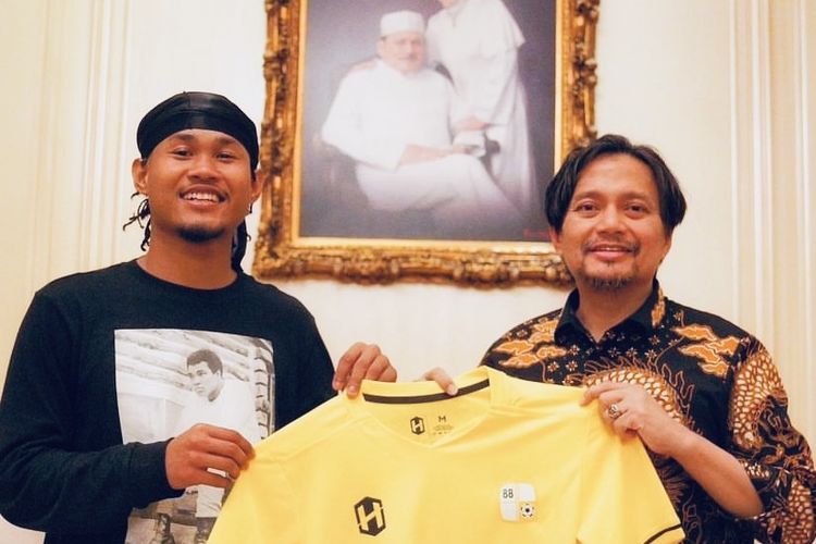 Pemain Bagus Kahfi usai menandatangani kontrak dengan CEO Barito Putera Hasnuryadi Sulaiman untuk kompetisi musim 2023-2024.