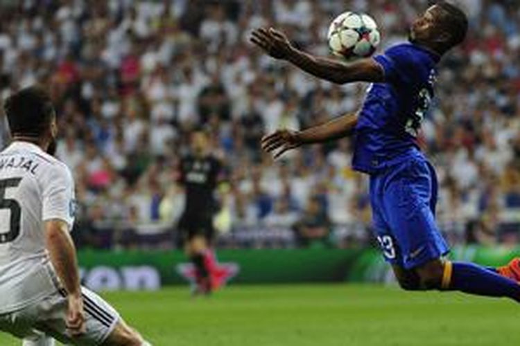 Patrice Evra (biru), bek Juventus asal Perancis. 