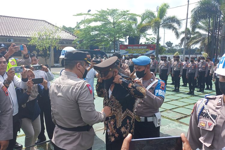 Anggota polres Purworejo dipecat di Halaman Polres Purworejo, Kapolres Purworejo melakukan proses PTDH langsung dihadapan ratusan anggota personil kepolisian setempat