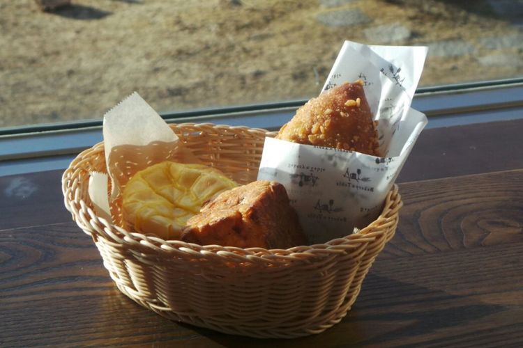 Roti-roti yang menjadi unggulan di toko roti, Bread and Table di Hakone, Jepang.