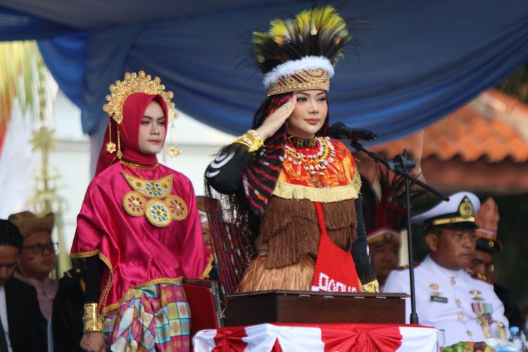 Kenakan Baju Adat Papua, Bupati Brebes Tunjukkan Semangat Bhinneka Tunggal Ika