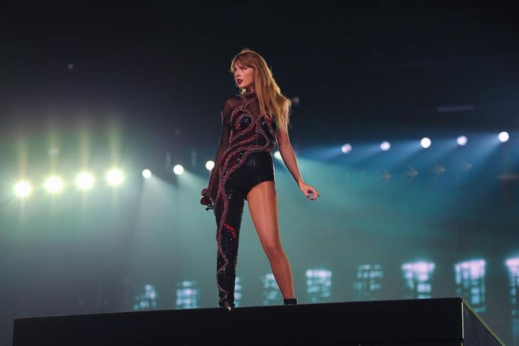 Taylor Swift saat menyanyikan lagu-lagu di album reputation saat konser The Eras Tour di Cincinnati, Amerika Serikat. 